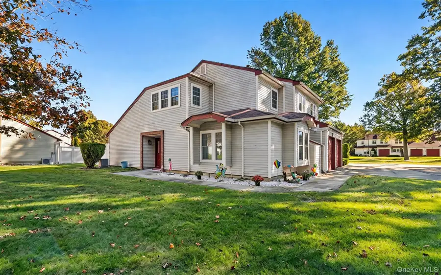 19 Hancock Court, Coram, NY 11727 - #2