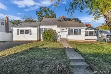 454 N Indiana Avenue, Lindenhurst, NY 11757