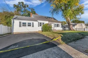 454 N Indiana Avenue, Lindenhurst, NY 11757 - #3
