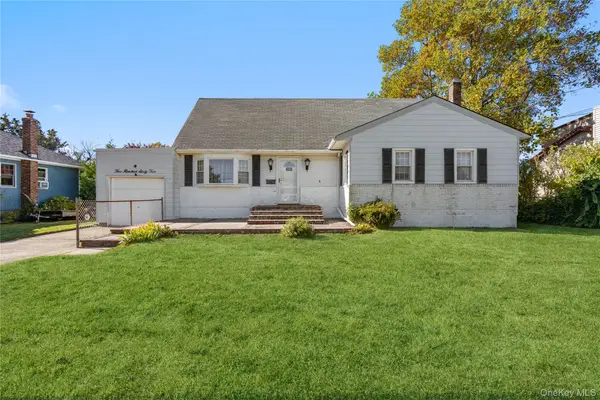 564 Center Briarwood Avenue, West Islip, NY 11795
