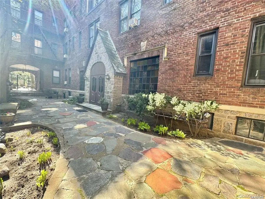 1 Hillside Avenue #3D, Great Neck, NY 11021 - #2