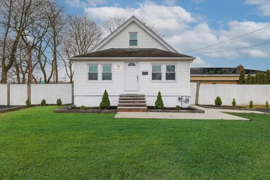 224 E Roslyn Street E, Islip Terrace, NY 11752 - Image #3