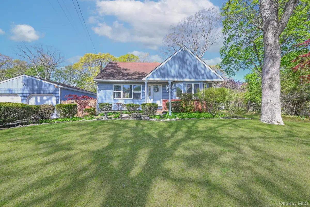 86 Abinet Ct, Selden, NY 11784 - Image #1