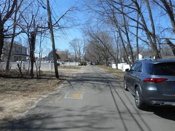 45 Brewster Lane, Amityville, NY 11701