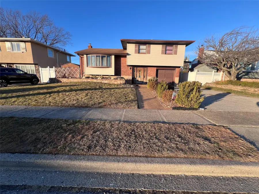 3643 Courtney Lane, Bethpage, NY 11714 - Image #2