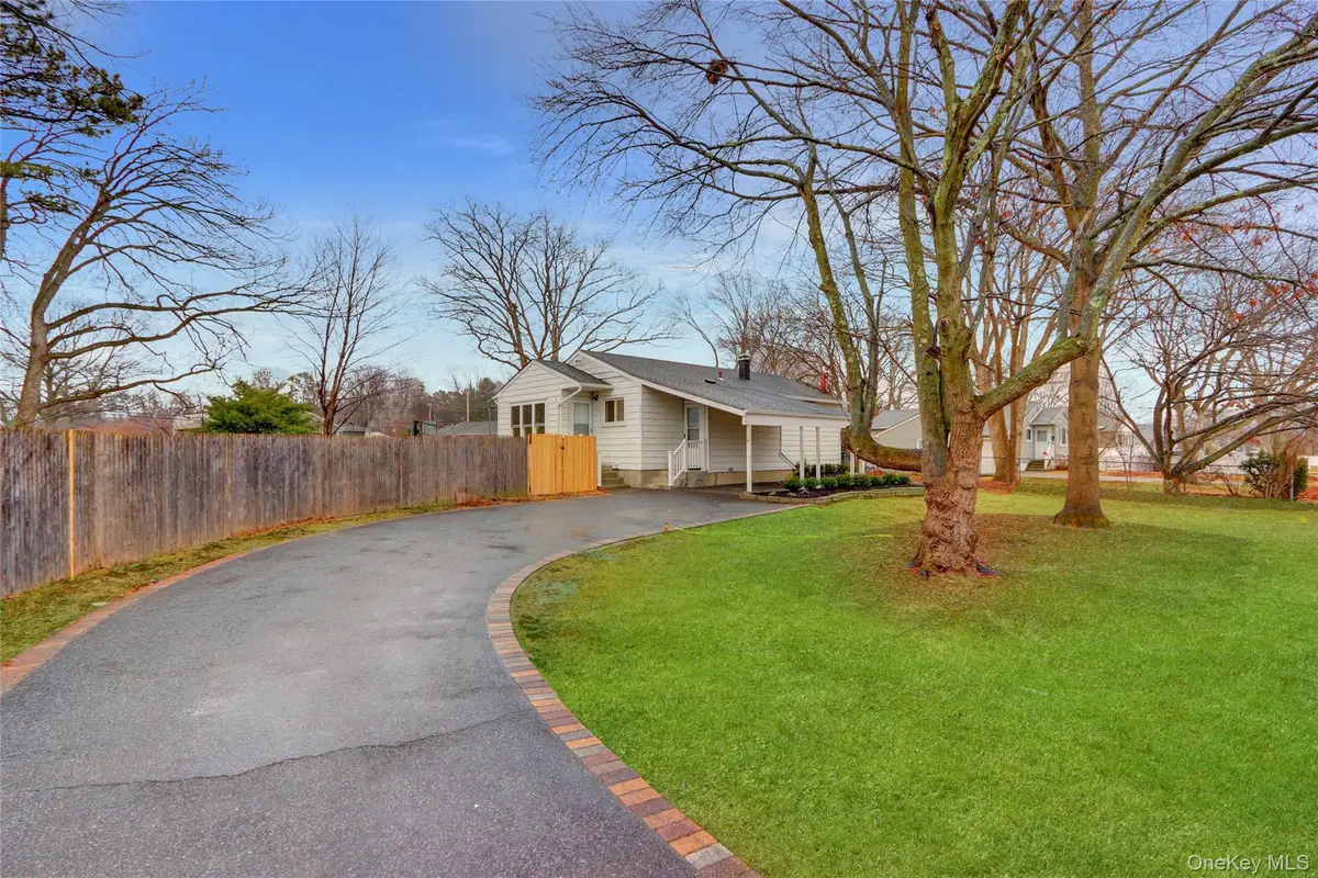 21 Chimney Lane, Bay Shore, NY 11706 - Image #1