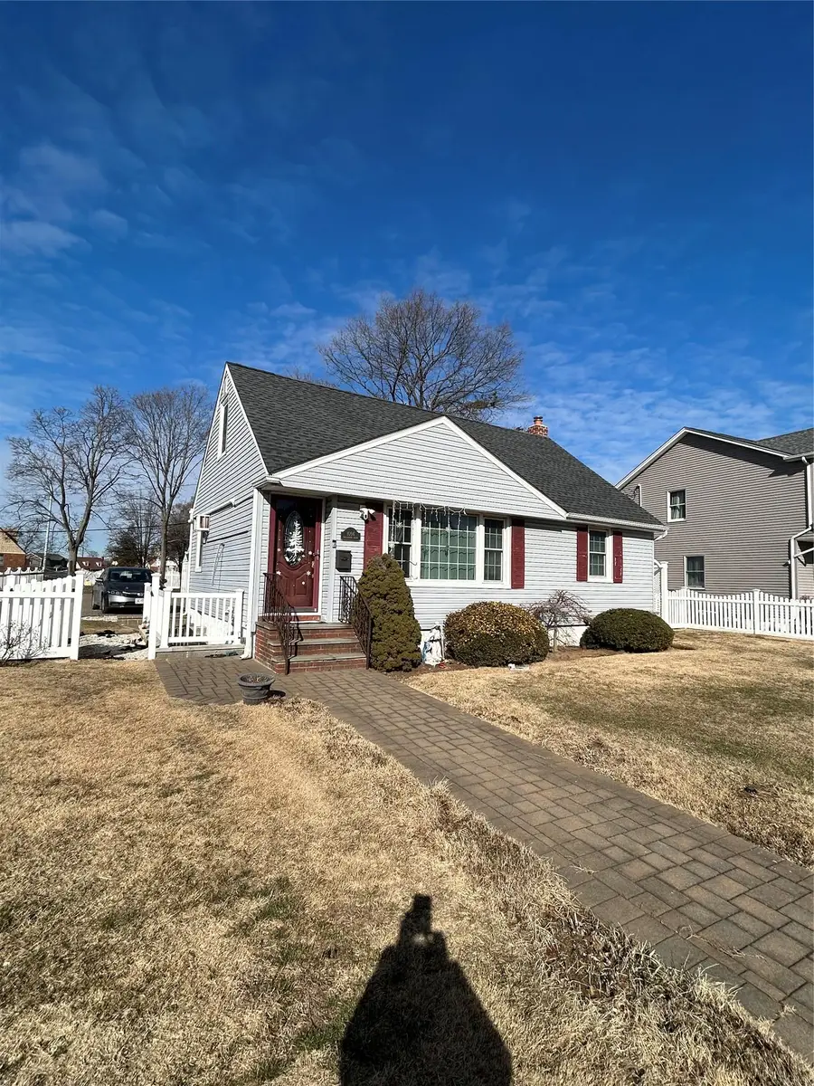 1096 Shelburne Drive, Franklin Square, NY 11010 - Image #2