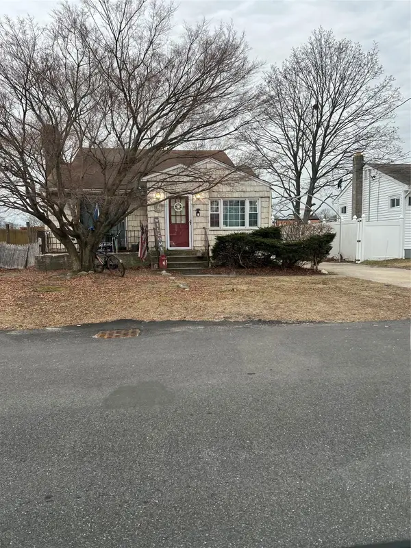 417 N Monroe Avenue, Lindenhurst, NY 11757