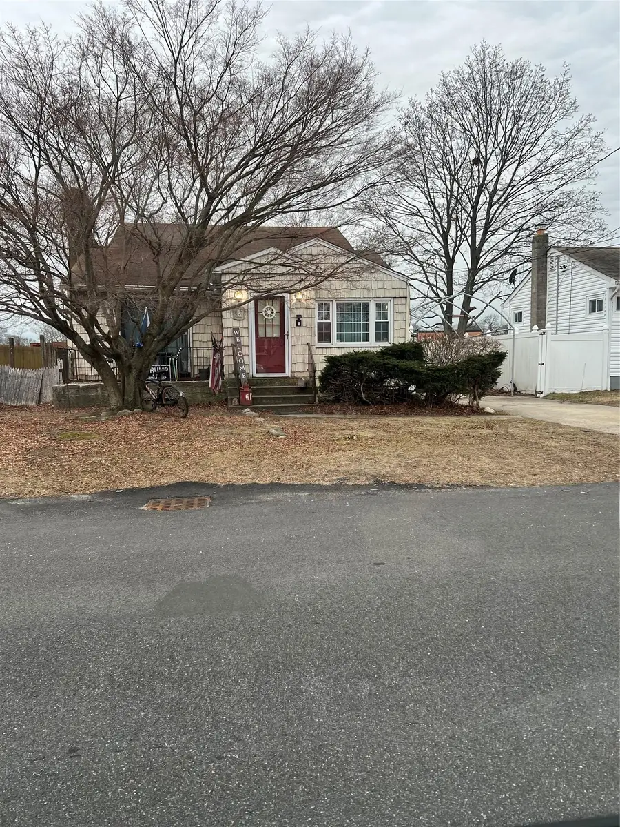 417 N Monroe Avenue, Lindenhurst, NY 11757 - Image #2