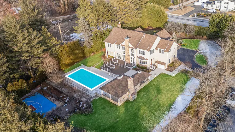 9 Vanderbilt Parkway, Dix Hills, NY 11746 - Image #2