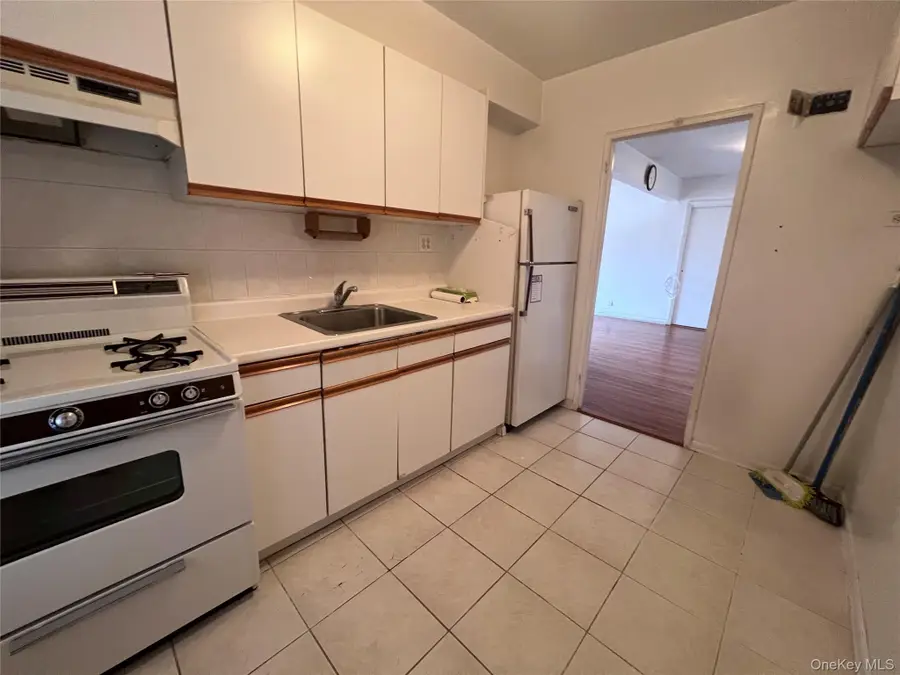 2090 Barnes Avenue #2H, Bronx, NY 10462 - Image #2