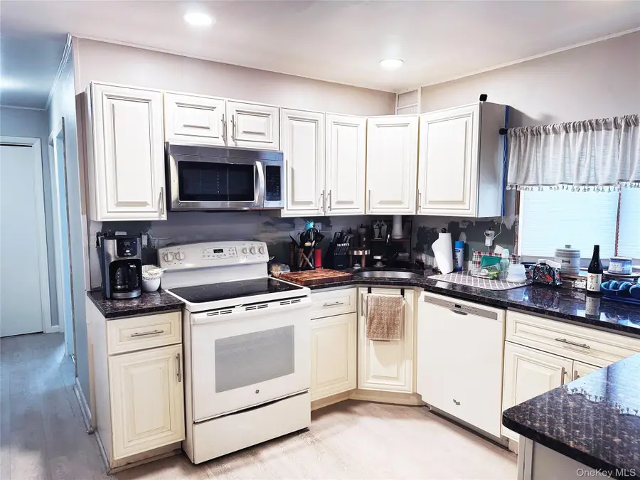 94 Mallard Road, Levittown, NY 11756 - Image #3