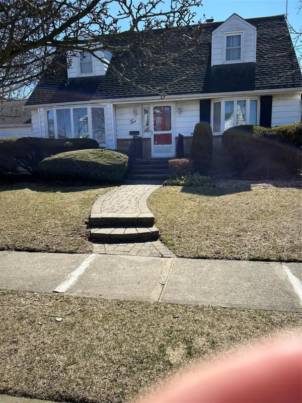 2 Yorkshire Road, New Hyde Park, NY 11040