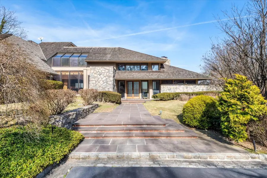 15 Gatsby Lane, Great Neck, NY 11024 - Image #3