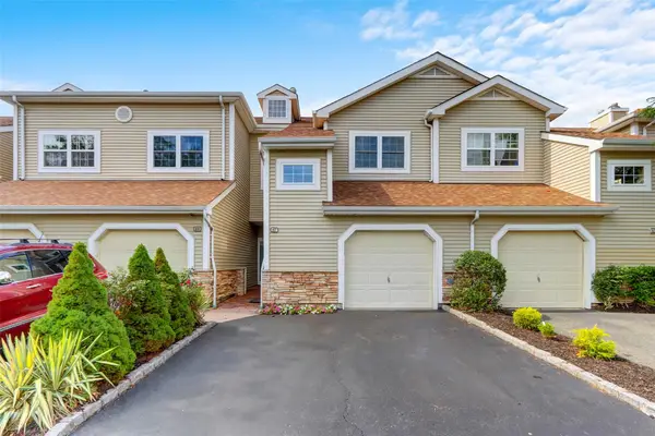 67 Carriage Lane, Plainview, NY 11803