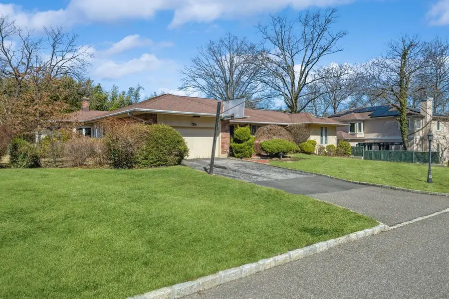11 Dicks Lane, Roslyn, NY 11576 - Image #2