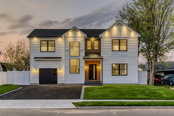 14 Fawn Lane, Westbury, NY 11590