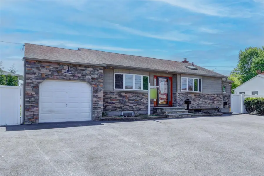 62 Lambert Ave Avenue, Farmingdale, NY 11735 - Image #3