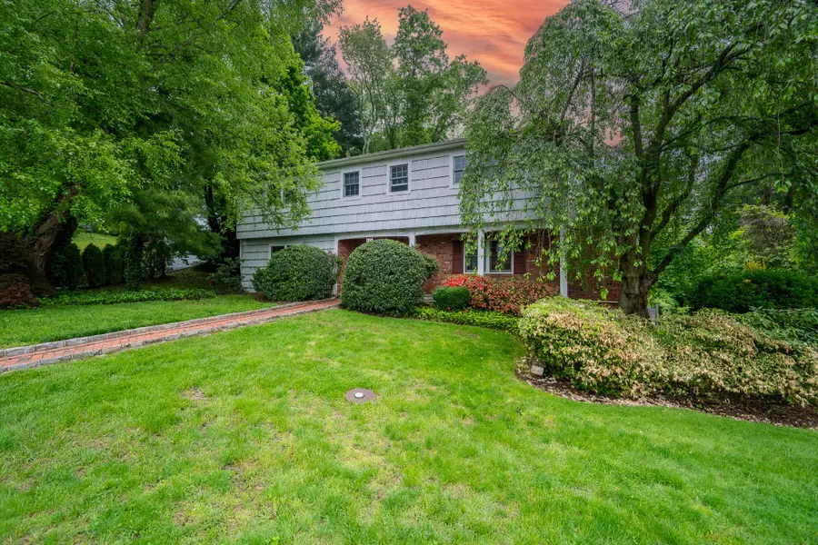 10 Hickory Lane, Glen Cove, NY 11542 - Image #2