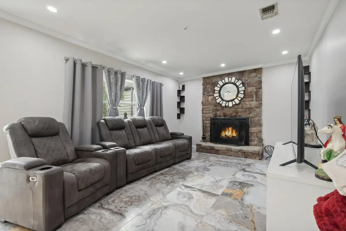 605 Lake Court #605, Middle Island, NY 11953 - Image #1