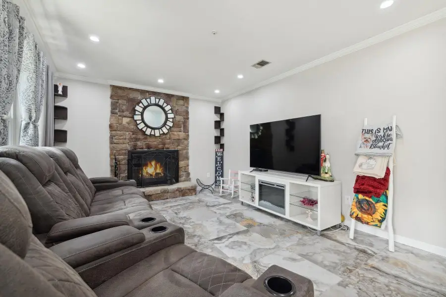 605 Lake Court #605, Middle Island, NY 11953 - Image #2