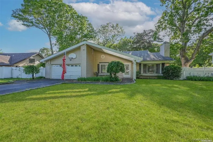 38 Glenmere Lane, Coram, NY 11727 - Image #3