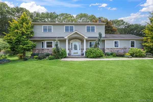 8 Beverly Court, Farmingville, NY 11738