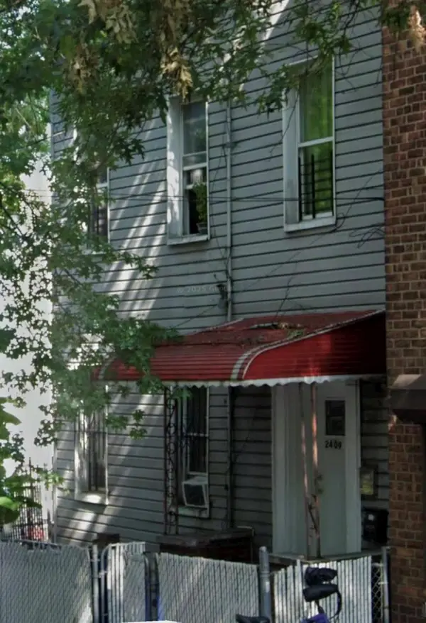 24-09 40th Avenue, Long Island City, NY 11101