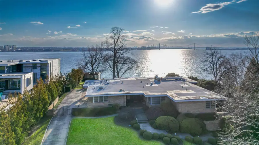 20 Martin Court, Great Neck, NY 11024 - Image #2