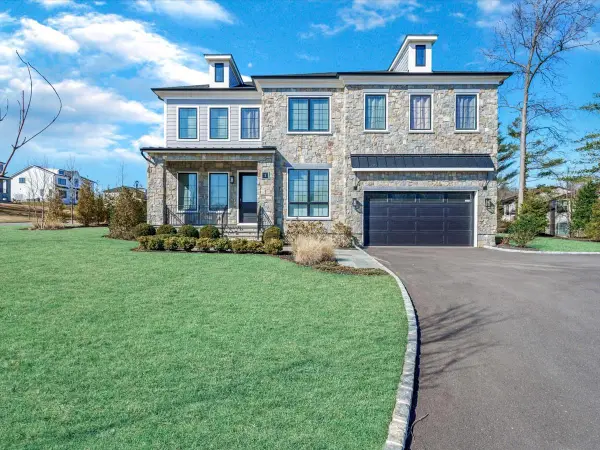 1 Sequoia Circle, Manhasset, NY 11030