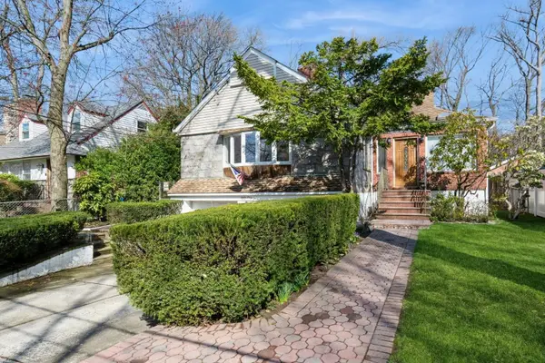 193-03 85th Road, Holliswood, NY 11423