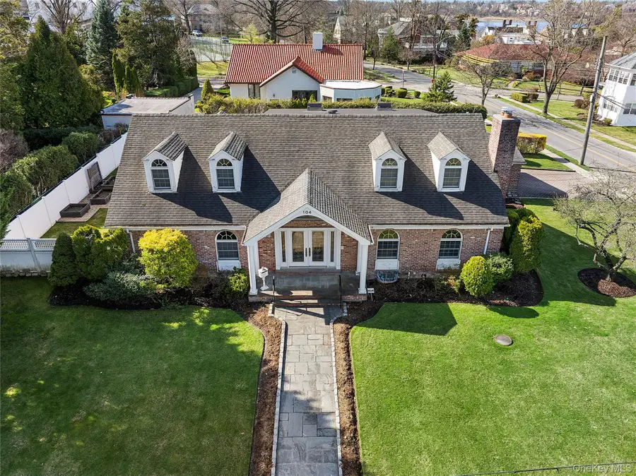 104 Grosvenor, Douglaston, NY 11363 - Image #3