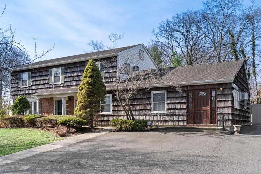 28 Sycamore Lane, Commack, NY 11725 - Image #3