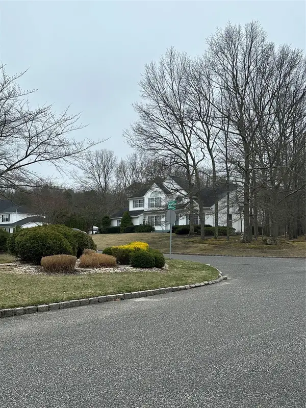 2 Scott Lane, Manorville, NY 11949