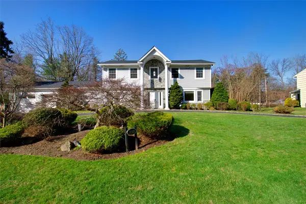 150 Hummingbird Drive, East Hills, NY 11576