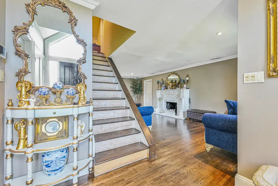 527 Deer Park Avenue, Dix Hills, NY 11746-5207 - Image #3