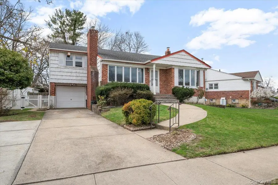 18 Hilary Lane, Westbury, NY 11590 - Image #2