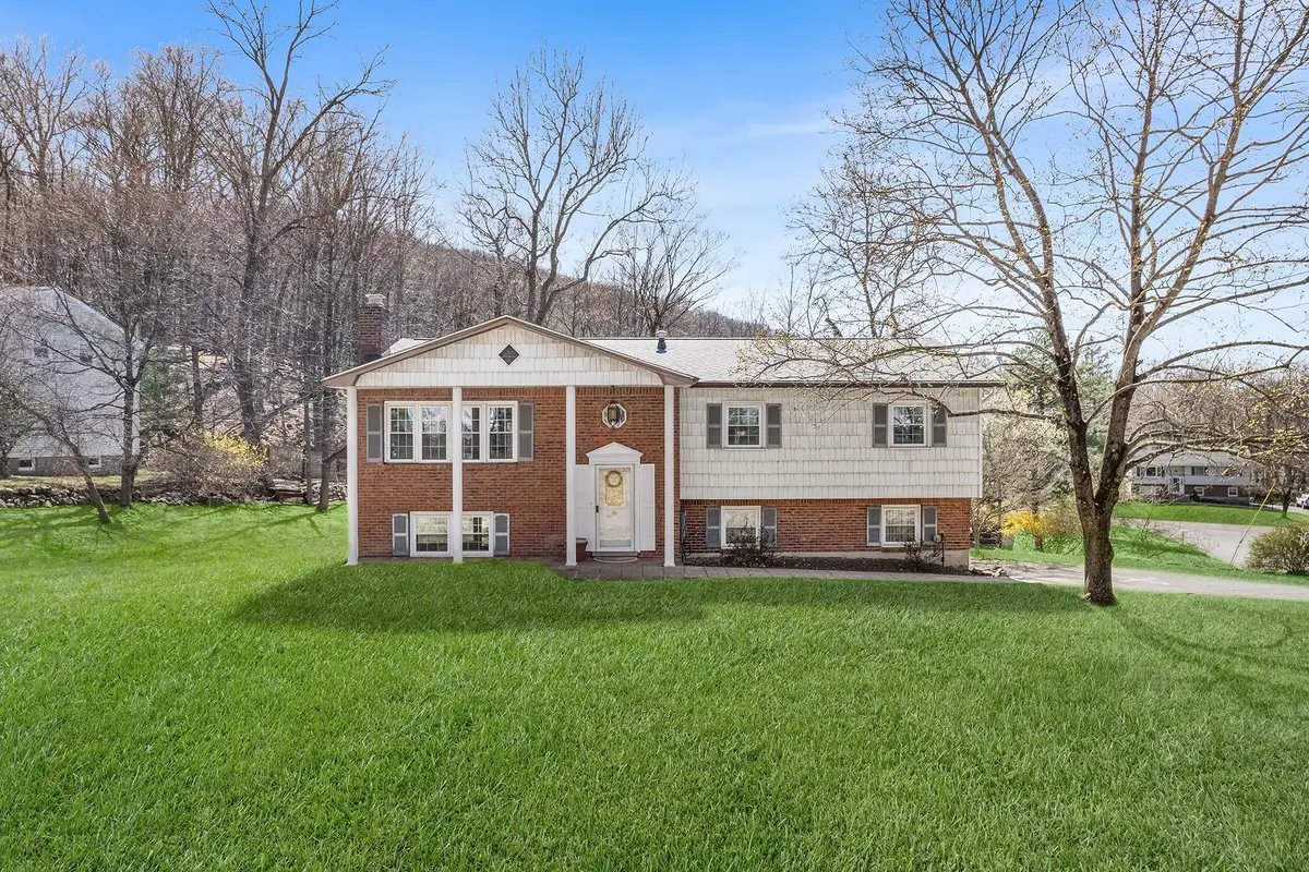 927 Mica Court, Valley Cottage, NY 10989 - Image #1