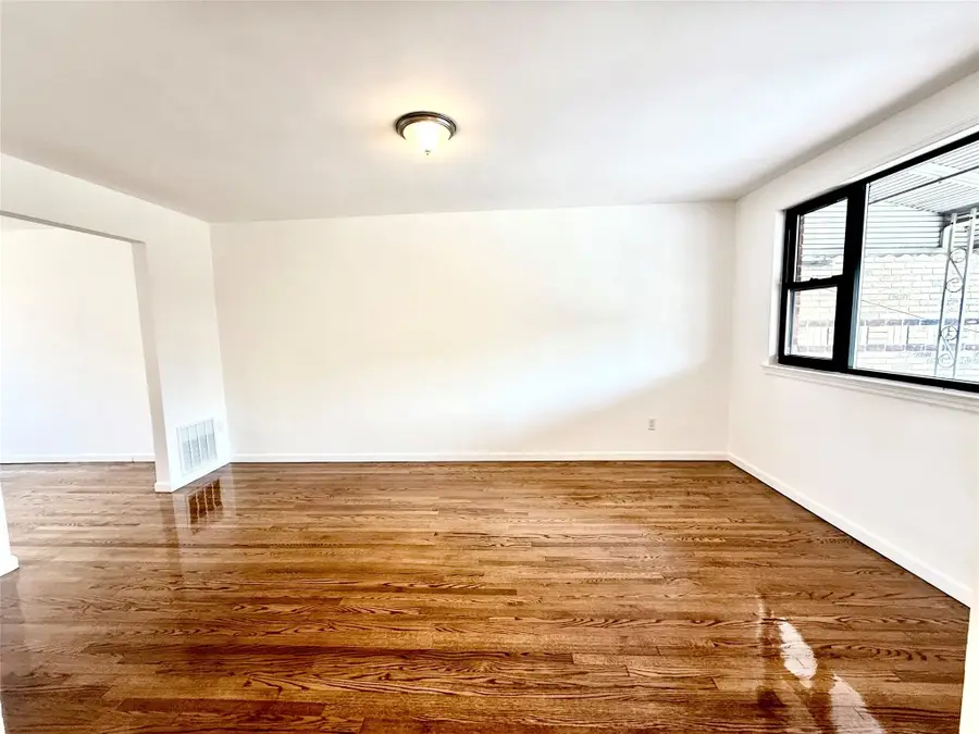1031 E 215th St, Bronx, Ny, Bronx, NY 10469 - Image #3
