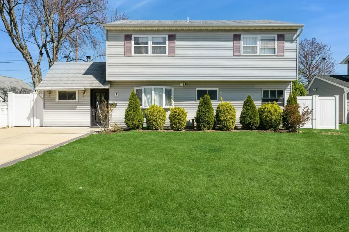7 Bunker Lane, Hicksville, NY 11801 - Image #1