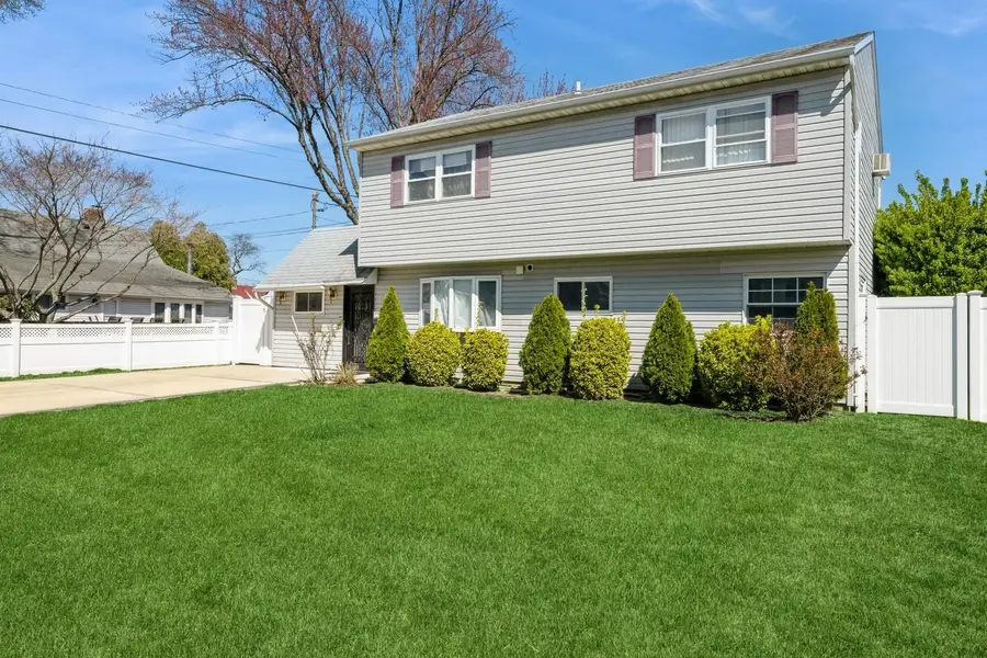 7 Bunker Lane, Hicksville, NY 11801 - Image #2