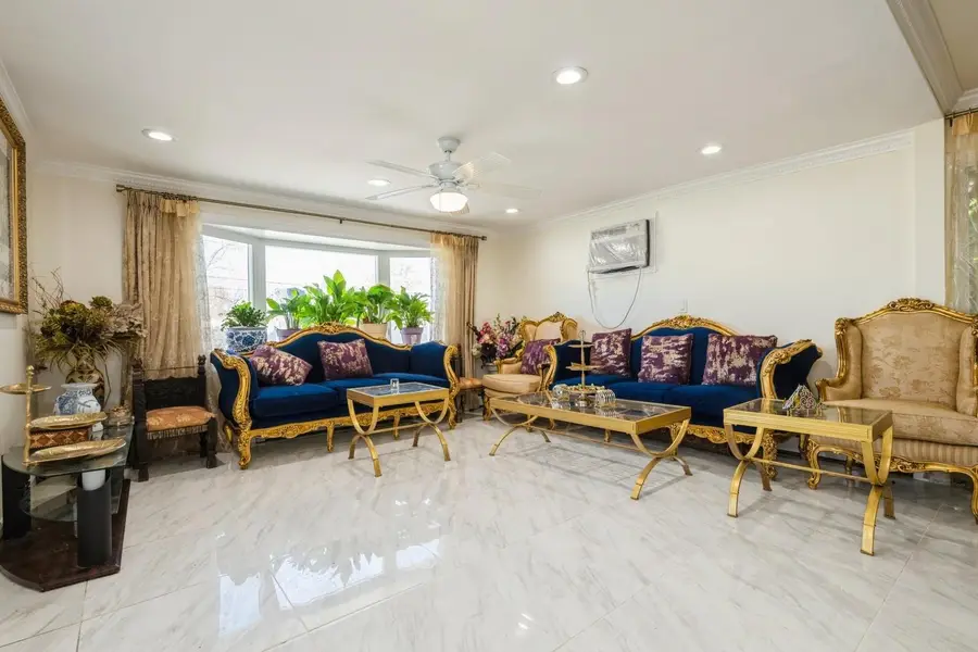 7 Bunker Lane, Hicksville, NY 11801 - Image #3