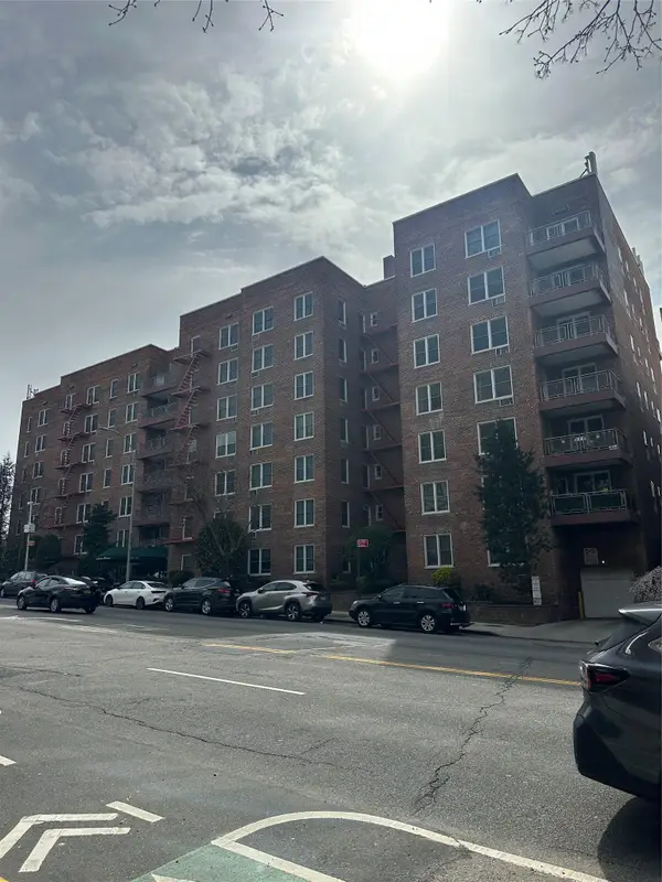 241-20 Northern Boulevard #1M, Douglaston, NY 11362