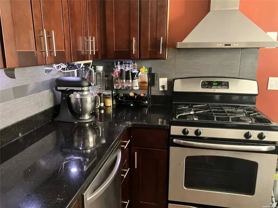 19 Tatterson Street, Roslyn, NY 11576 - Image #2