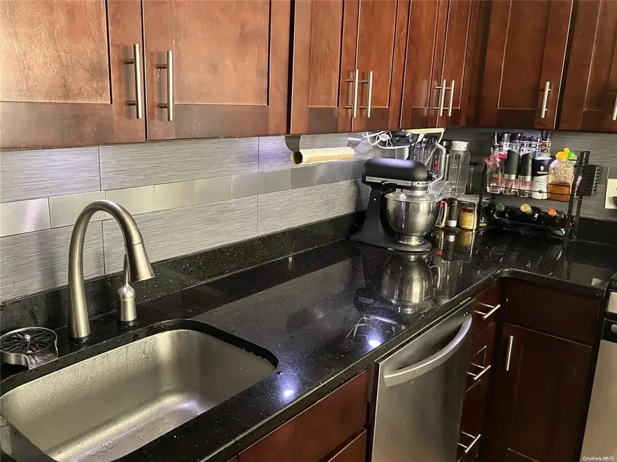 19 Tatterson Street, Roslyn, NY 11576 - Image #3