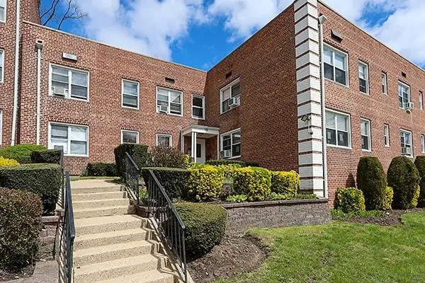 18 Edwards #2B, Roslyn Heights, NY 11577 - Image #2