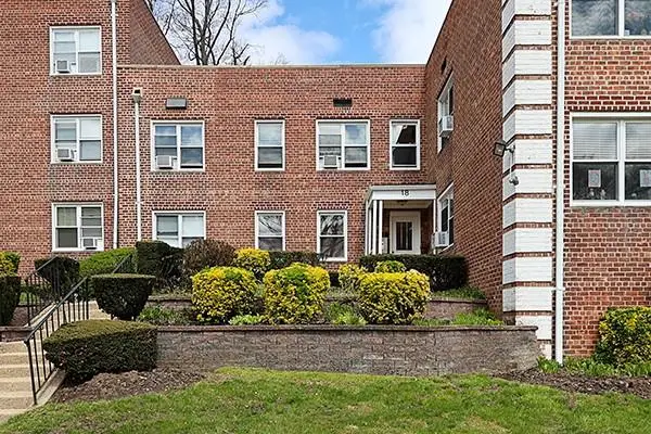 18 Edwards #2B, Roslyn Heights, NY 11577 - Image #3