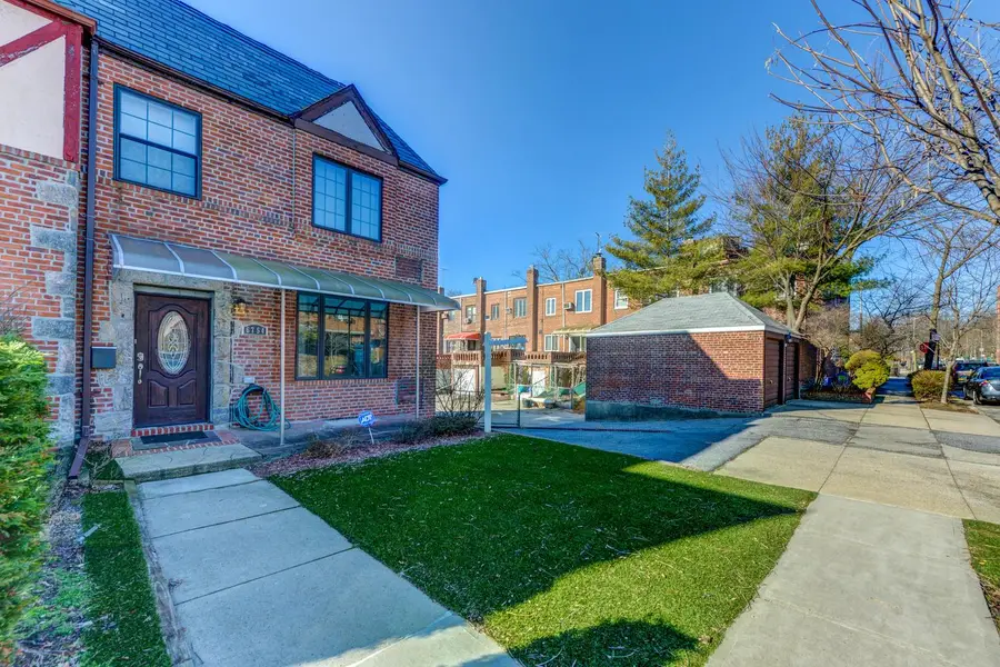 67-54 Groton Street, Forest Hills, NY 11375 - Image #2