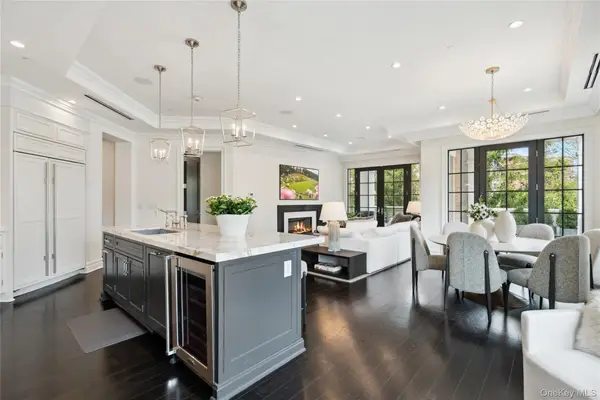 1000 Royal Court #1008, North Hills, NY 11040