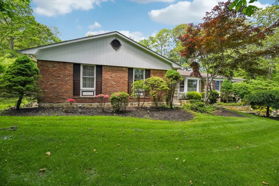 28 Stepping Stone Crescent, Dix Hills, NY 11746 - Image #2